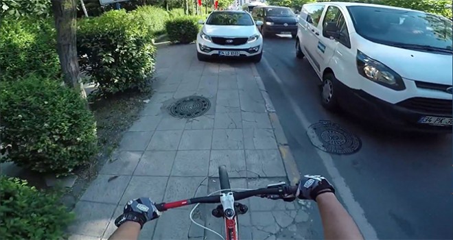 Otomobilini kaldırıma park eden sürücü, tepki gösteren bisikletlilerin üzerine yürüdü