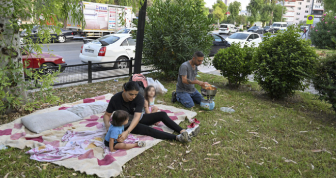 Kira yüzünden parkta yaşıyorlar!