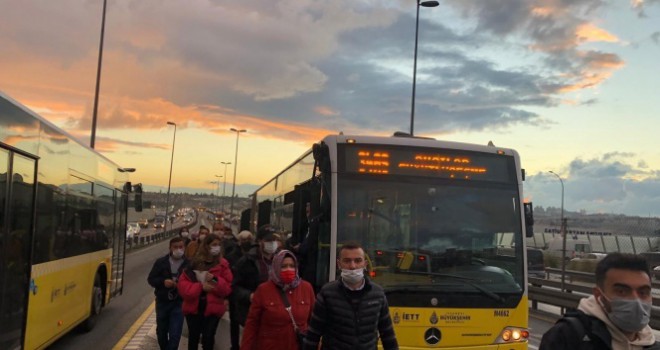 Metrobüsler kafa kafaya çarpışmaktan kıl payı kurtuldu