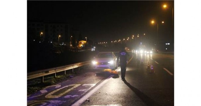 TEM'de feci kaza: Bozulan aracın başında bekleyenlere tır çarptı