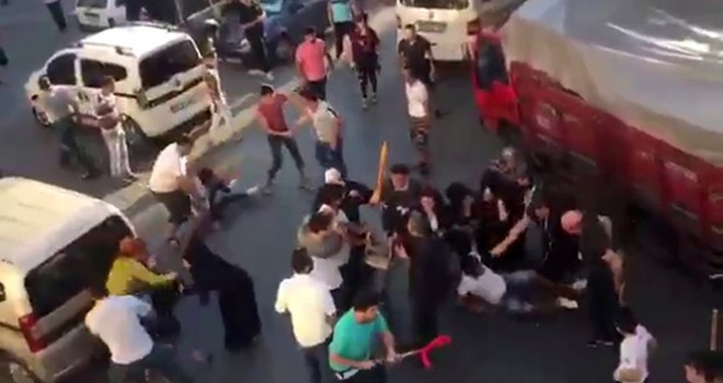 İstanbul'da mahalleli park yeri yüzünden sopalarla birbirine girdi