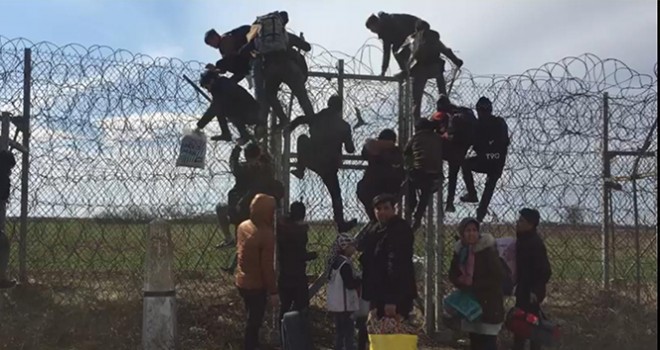 Göçmenlerin Yunanistan'a geçişleri devam ediyor
