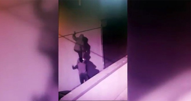  Başakşehir'de ‘örümcek adam'a özenen hırsızlar kamerada