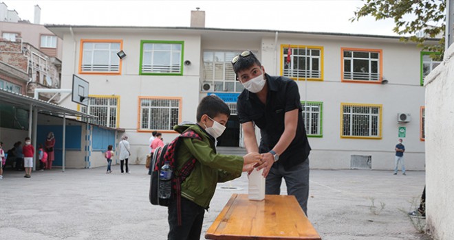 Okulun ilk gününde minik öğrenciler renkli görüntüler oluşturdu