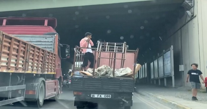 Kadıköy'de açık kasa kamyonette tehlikeli yolculuk kamerada