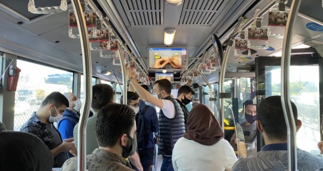 Metrobüs ve duraklarda sosyal mesafe hiçe sayıldı