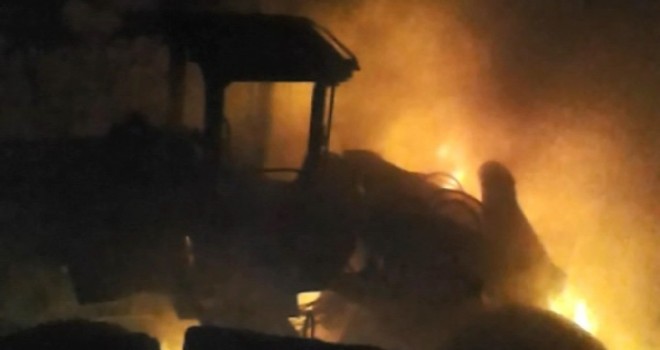 Terör örgütü PKK'dan hain saldırı! 13 aracı ateşe verdi: 2 asker yaralandı