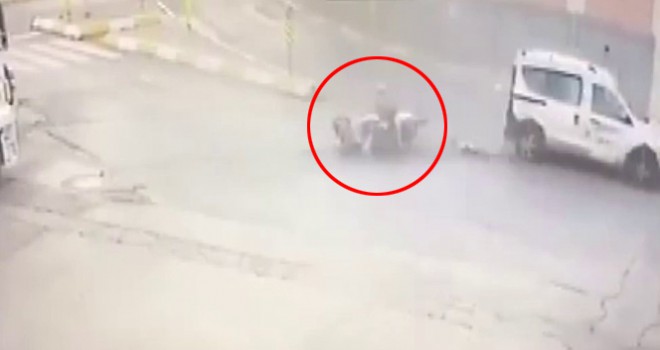 Sultanbeyli'de süratli otomobil ile motosikletin çarpıştığı kaza kamerada