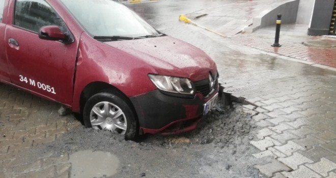 Esenyurt'ta taksi, yol çökmesi nedeniyle oluşan çukura düştü