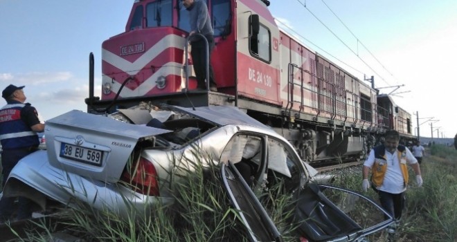  Sivas'ta lokomotif ile otomobil çarpıştı: 1 ölü, 2 yaralı
