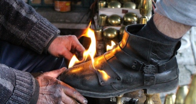 Ayakkabıları ateşle boyuyor