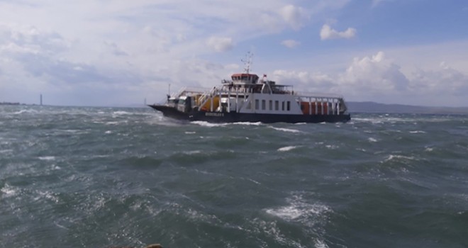  Çanakkale'de fırtınanın sürüklediği feribot karaya oturdu