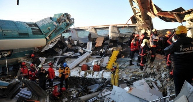  Ankara'da tren kazası! İki tren çarpıştı, üst geçit çöktü