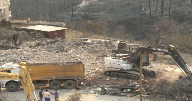 2 kişinin yanarak öldüğü Kalemler'de yanan evlerin yıkımına başlandı