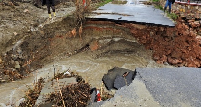 Çeşme'de sel suları yolu yardı