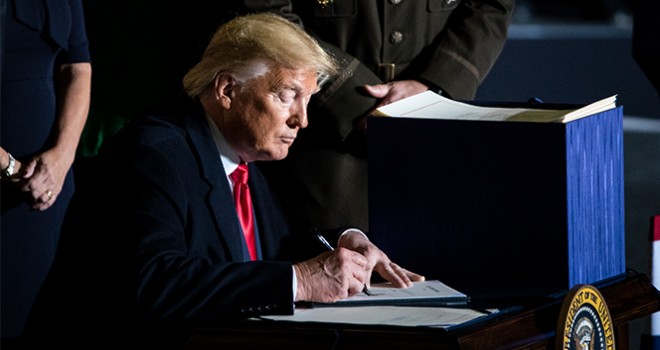 Trump, savunma bütçesini imzaladı