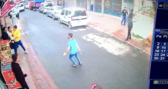 Beyoğlu'nda silahlı kavga kamerada: Kafa atan şahsa kurşun yağdırdı