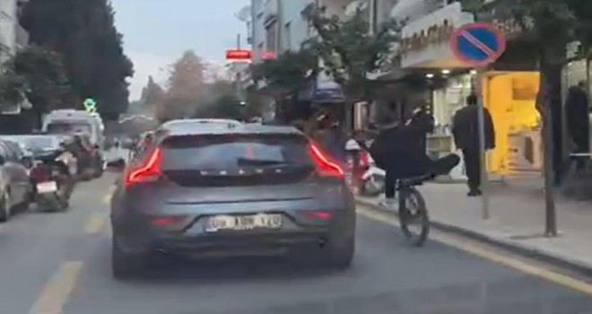 Tek teker üstünde hem kendini, hem de trafiği tehlikeye attı