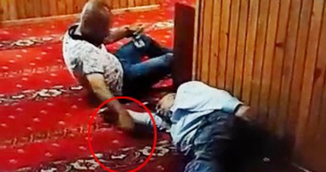 Karaköy'de camide uzanma numarası yaptı, uyuyan şahsın telefonunu böyle çaldı