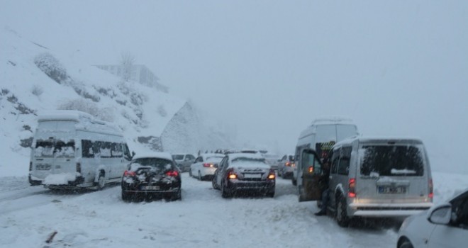  Bitlis'te kar yağışı nedeniyle yaklaşık 500 araç yolda mahsur kaldı