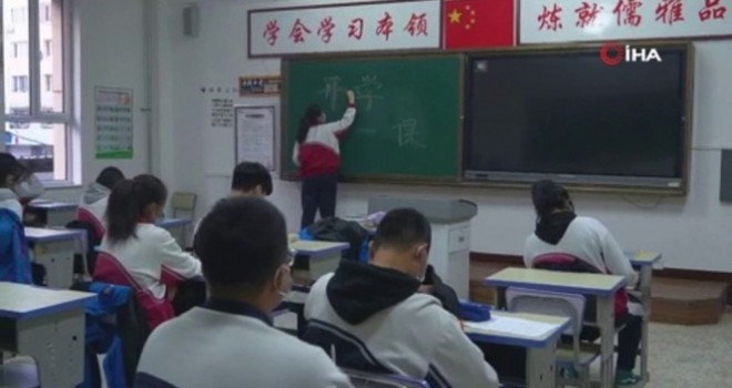 Çin'de öğrenciler okullara döndü