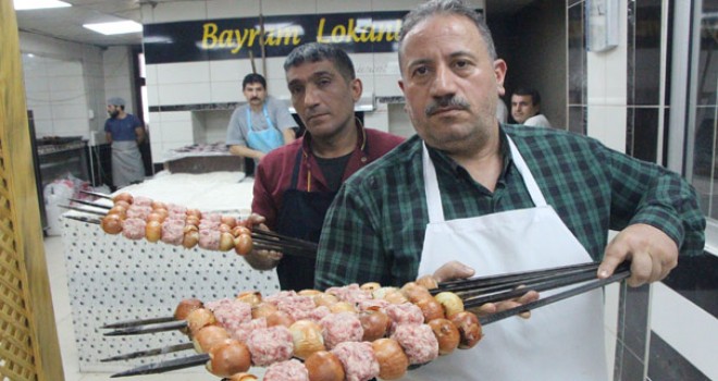 İlaç niyetine soğan kebabı yiyorlar