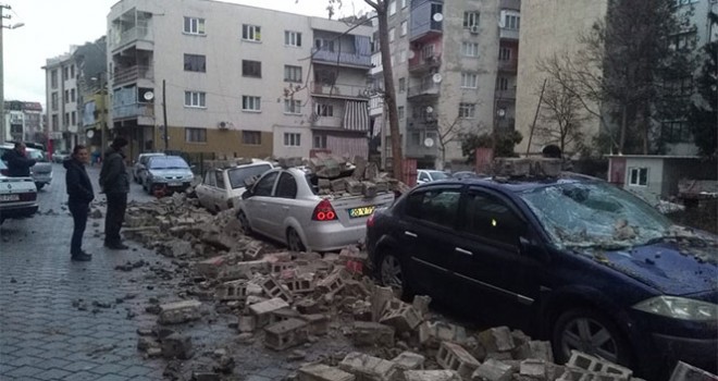 Şiddetli rüzgar nedeniyle araçların üzerine duvar devrildi