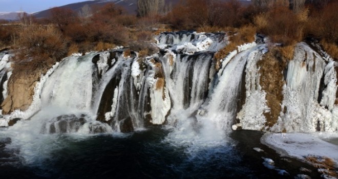  Muradiye Şelalesi kısmen dondu