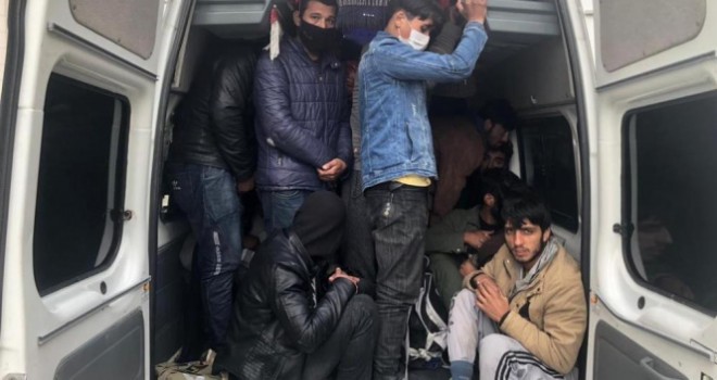 Başkent'te 17 kişilik araçtan 40 düzensiz göçmen çıktı