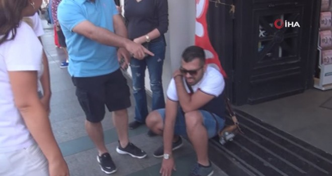  Taksim'de bir binadan kopan parça yoldan geçen turistin üzerine düştü