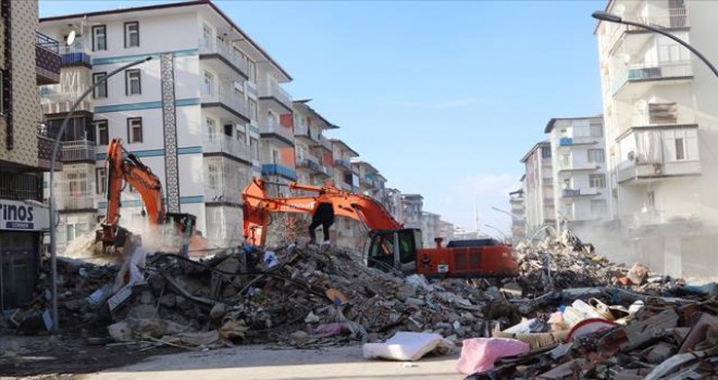 Kucağındaki ölmüş yeğenine ninni söylemiş