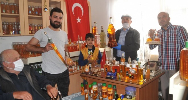 Eşinden habersiz biriktirdiği 3 bin şişe kolonyaya gözü gibi bakıyor