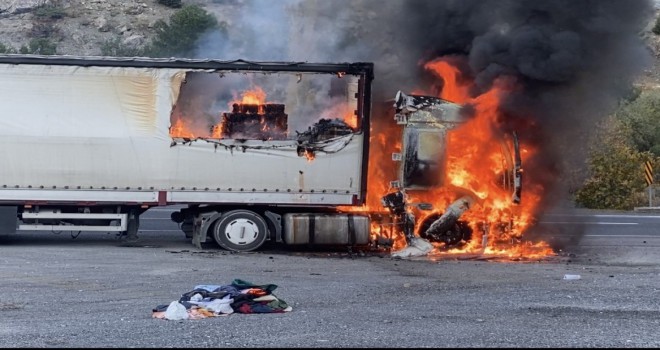 Adana'da seyir halindeki tır alev alev yandı