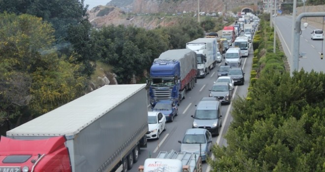 Antalya'da korona virüs uygulamasında kilometrelerce araç kuyruğu