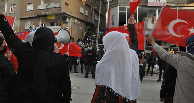 HDP'liler acılı annelere taş fırlattı