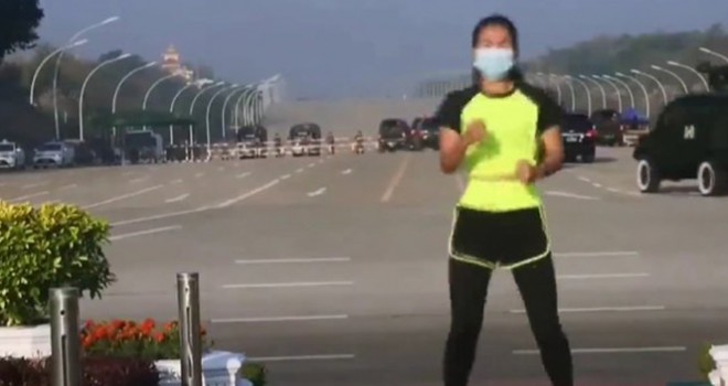 Myanmarlı kadın spor yaparken, darbenin ilk anlarını kaydetti