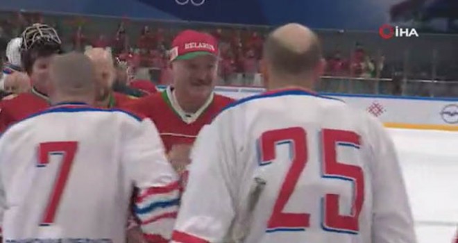 Belarus Devlet Başkanı Lukaşenko, koronaya rağmen hokey maçına çıktı