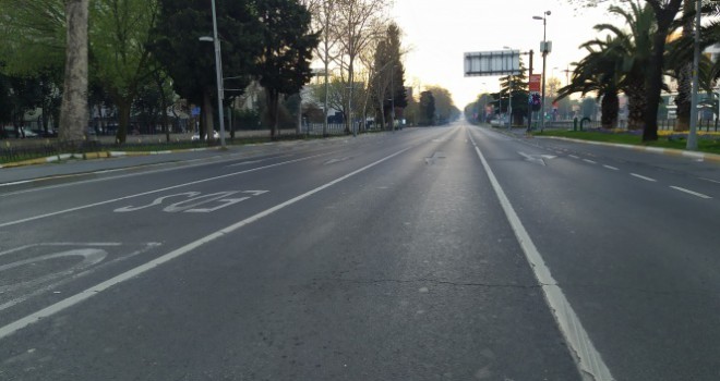 Sokağa çıkma kısıtlamasıyla İstanbul'da yollar boş kaldı