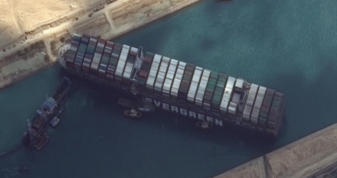 Süveyş Kanalı'nda sıkışan geminin bugün yüzdürülmesi bekleniyor