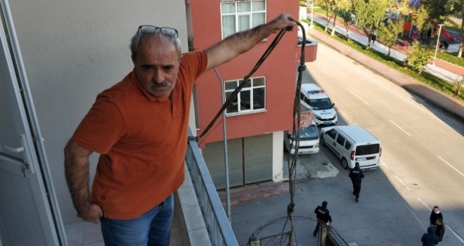  Samsun'da evine balkondan iple sarkarak girmek isteyen yaşlı adam düşerek ağır yaralandı