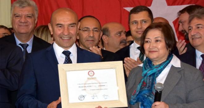 İzmir Büyükşehir Belediye Başkanı Tunç Soyer, mazbatasını aldı