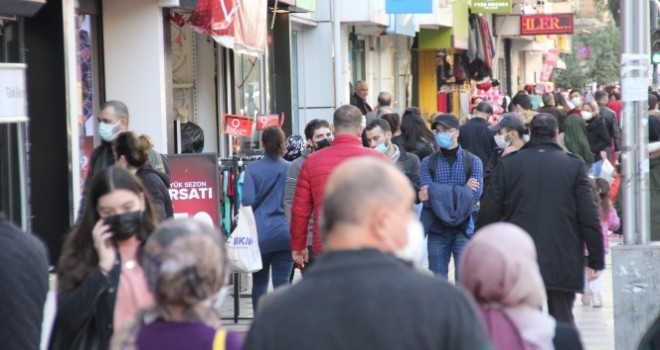 Bakan Koca'nın sürekli uyardığı Mersin'de caddeler tıklım tıklım