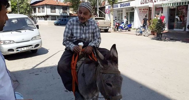 Eşek üzerinde dondurma keyfi yapan Aşır dede meşhur oldu