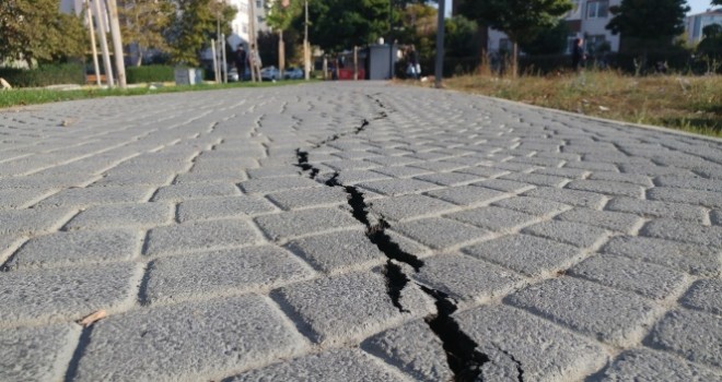  Silivri'de deprem öncesi olan çatlaklar deprem sonrası daha da büyüdü