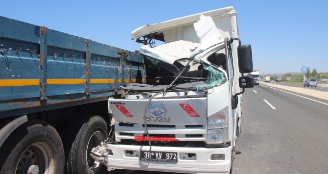Kayseri'de feci kaza; kamyon tıra çarptı, yolcunun kolu koptu