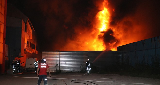 Adana'da geri dönüşüm fabrikası alev alev yandı