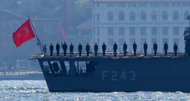 'Mavi Vatan Tatbikatı'ndan dönen gemiler Boğaz'dan geçti