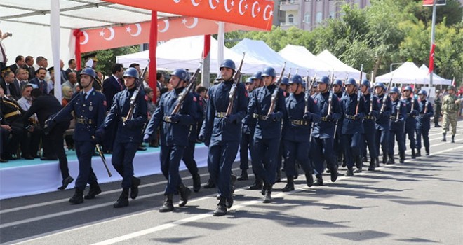 Mehmetçik Diyarbakır sokaklarını inletti