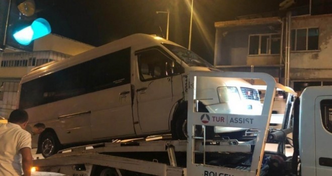  Askeri araçla çarpışan minibüs böyle devrildi