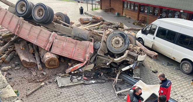 Kontrolden çıkan kamyonun devrildiği feci kaza kamerada